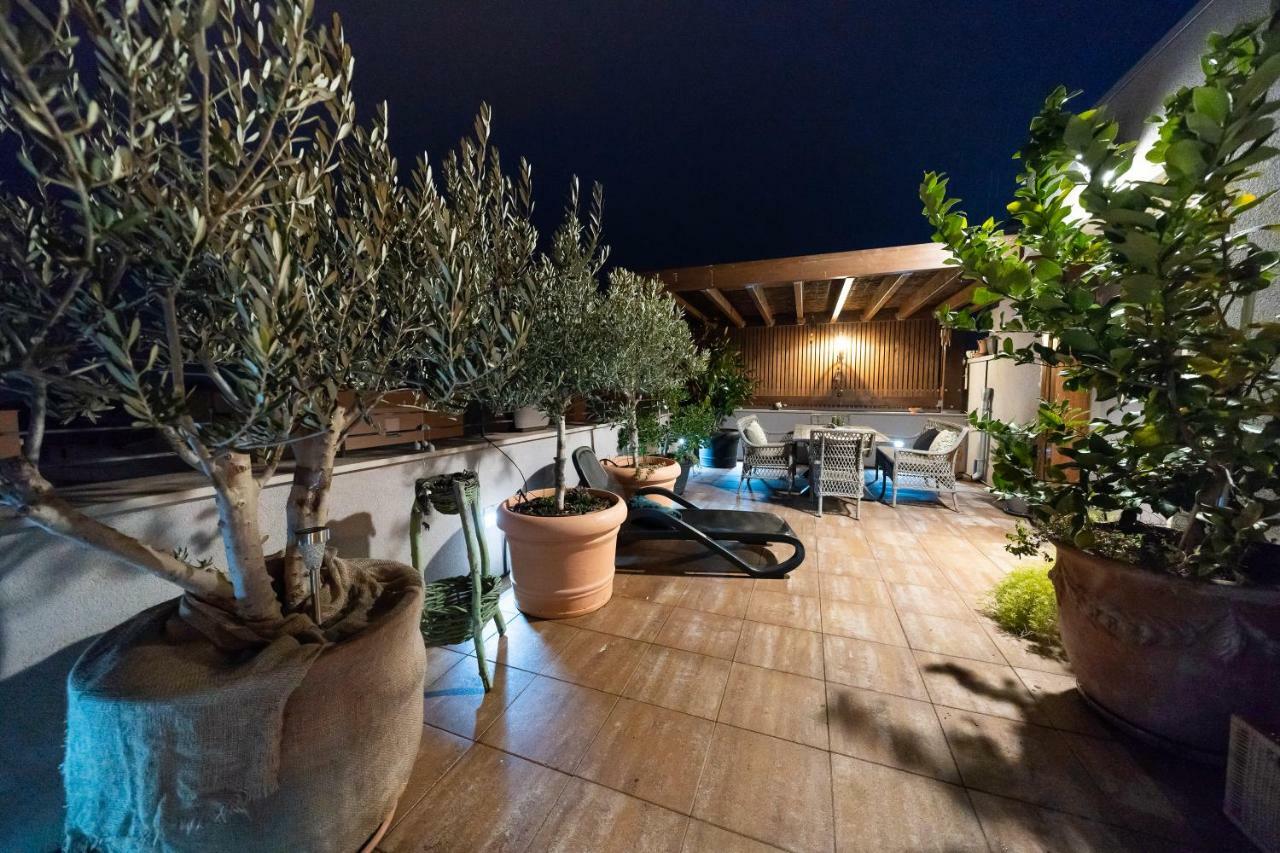 Apartment Garden Terrace Zara Esterno foto