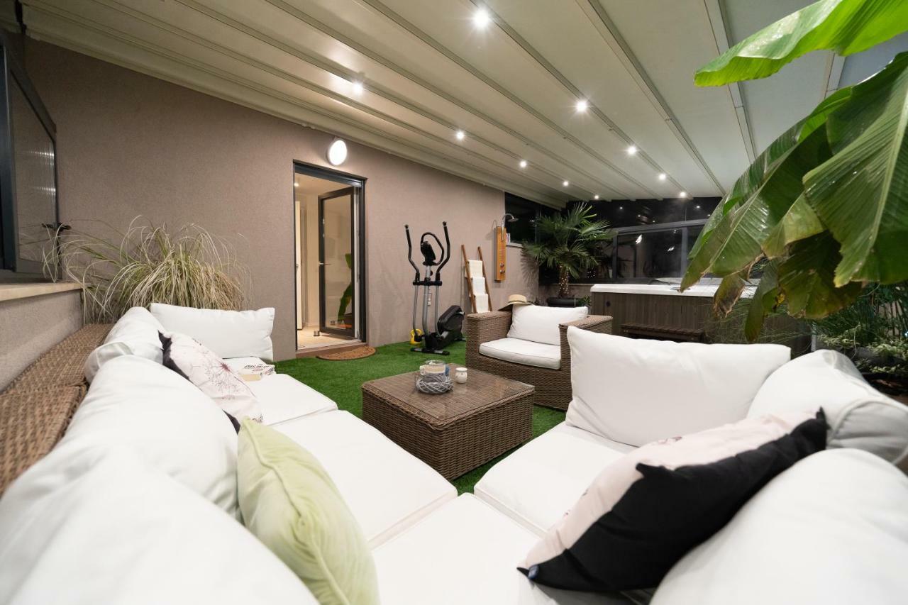 Apartment Garden Terrace Zara Esterno foto
